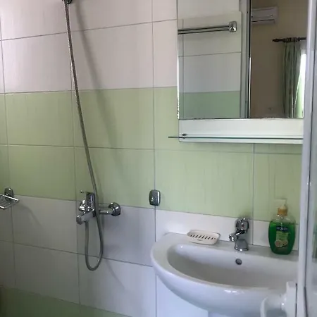Roku Pensjonat Ksamil